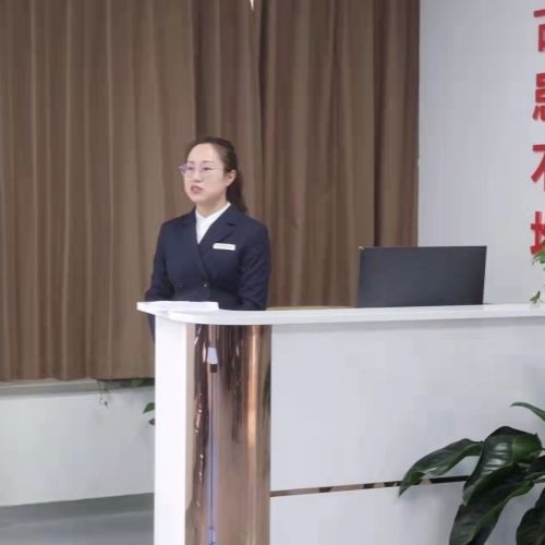 山西均鑫律师刘莎演讲中