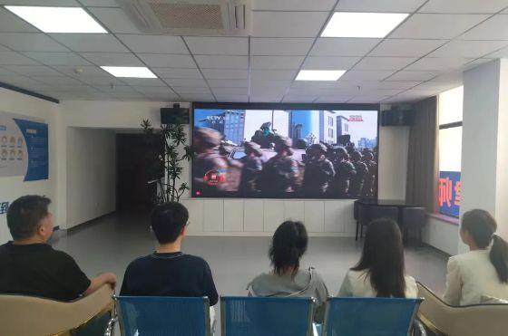 山西均鑫律师事务所共聚大屏，见证2025阅兵盛典
